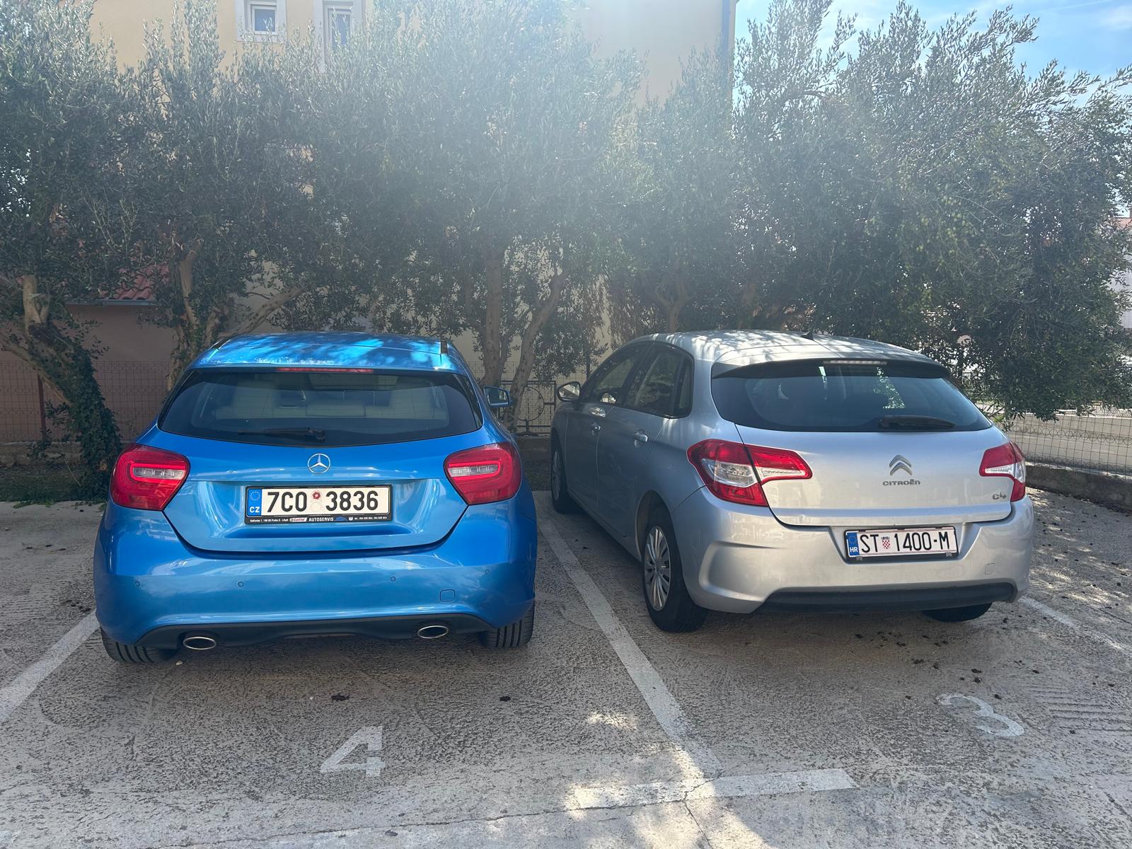 Parkovací místo číslo 4 s autem